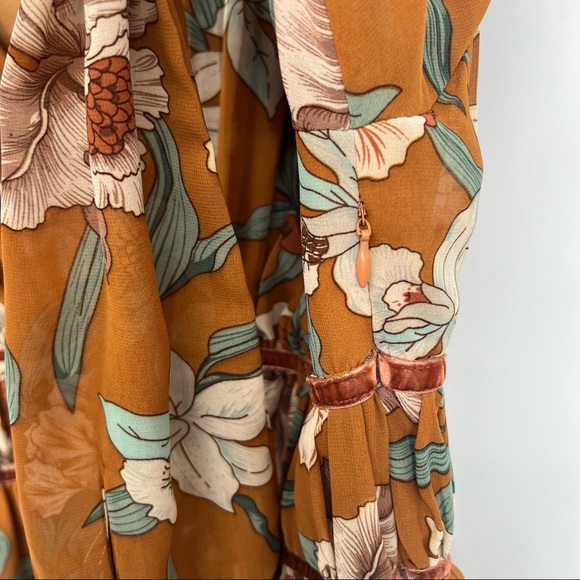 Entro Tan V-Neck Pleated Floral Dress Size Large - Picture 5 of 13